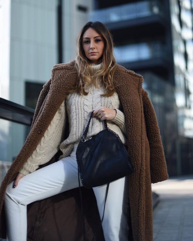 Sheep fur over­sized coat of Elisa Taviti on the Instagram account @elisataviti