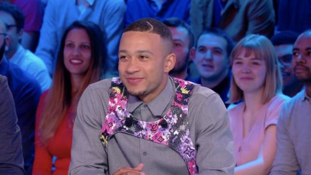 The harness with flowers Louis Vuitton of Memphis Depay in the Canal  Football Club du 27 October 2019