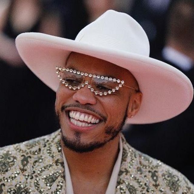 The sunglasses with rhinestones worn by Anderson .Paak on his account Instagram @anderson._paak