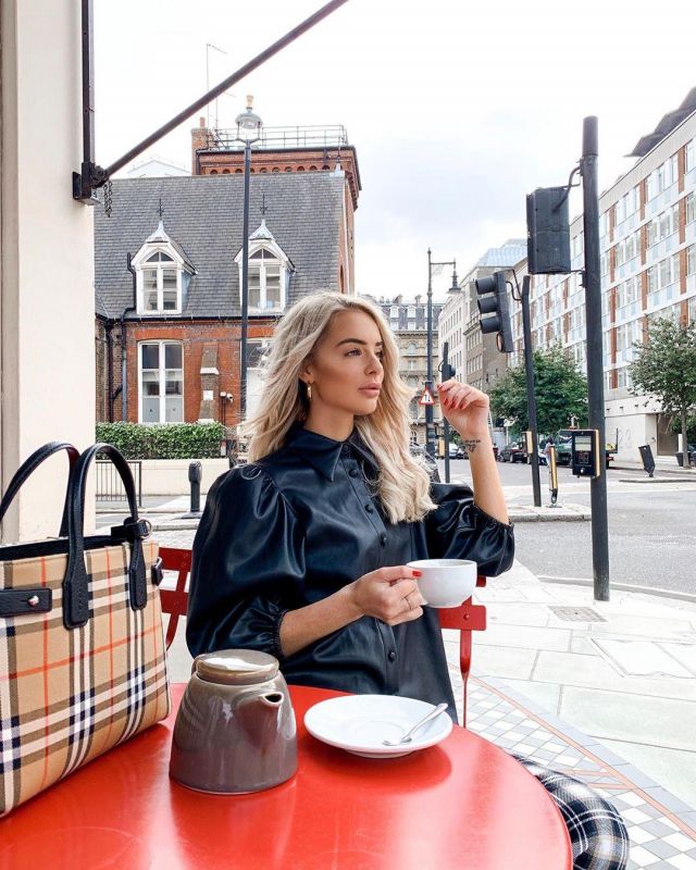 Faux cuir, chemise de Lauren sur l'Instagram account @imlaurenblack