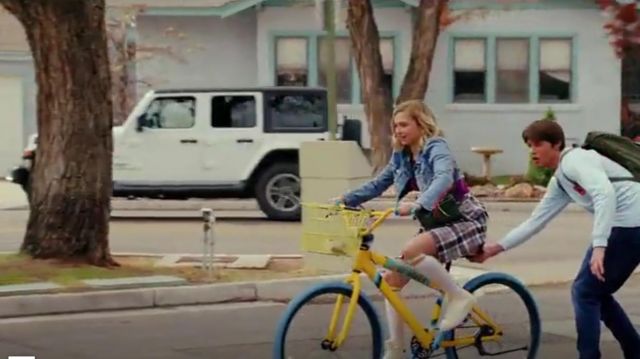Converse Con­verse Chuck 70 hi sneak­er in Parch­men worn by Samaira Dean (Sophie Simnett) in Daybreak Season 01 Episode 01