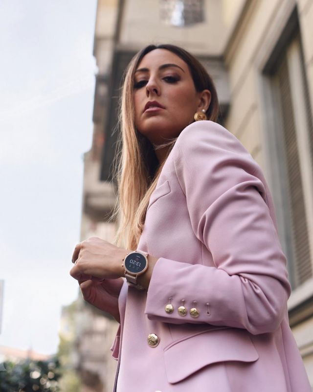 Gen 4 smart­watch of ElisaTaviti on the Instagram account @elisataviti