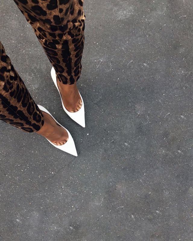 White heels of Elisa Taviti on the Instagram account @elisataviti