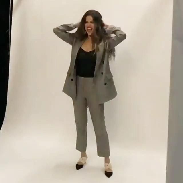 Image recadrée parfait pantalons portés par Selena Gomez iHeartRadio Hq 28 octobre 2019