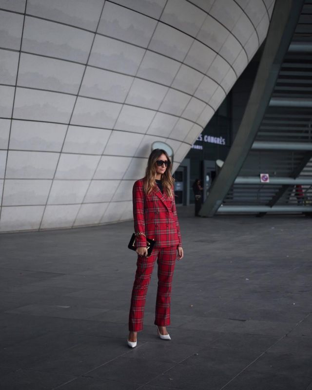 Jack­et red and black of Elisa Taviti on the Instagram account @elisataviti