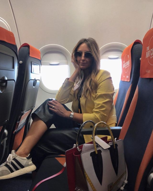 Yellow mustard blaz­er of Eilisa Taviti on the Instagram account @elisataviti