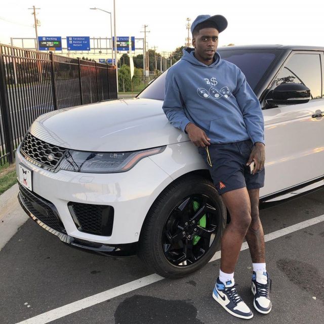 Les sneakers Jordan 1 retro high obsidian UNC de Dwayne Bacon sur le compte Instagram de @dbacon