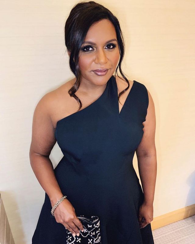 The bag Callie suede to crystals of Mindy Kaling on the account Instagram of @mindykaling
