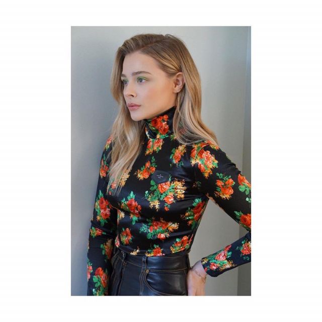 The turtleneck flowers of Chloë Grace Moretz on the account Instagram of @chloegmoretz