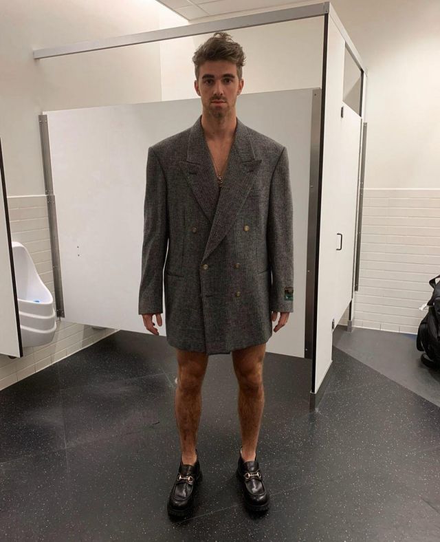 Le manteau gris à boutons de Andrew Taggart sur le compte Instagram de @drewtaggart