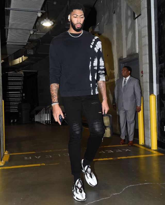 Sneakers Nike adapt Huarache white black Anthony Davis on the account Instagram of @complexsneakers