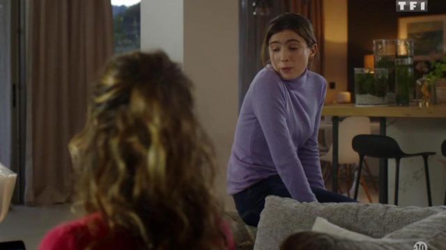 Le pull col roulé lilas porté par la fille de Olivia dans Olivia (S01E03)