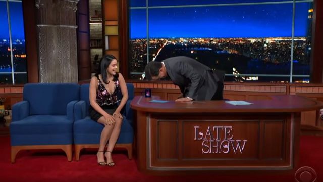 Stuart Weitzman Noir Nudiste Sandales portées par Camila Mendes sur Le Late Show avec Stephen Colbert 23 octobre 2019