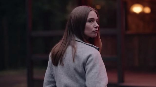 Le manteau long gris de Alyssa (Jessica Barden) dans The End of the F***ing World Saison 2