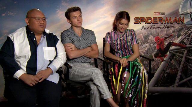 Gris à Carreaux Pantalon porté par Tom Holland dans Spider-Man: Loin De la Maison: Zendaya, Tom Holland et Jacob Batalon (Interview vidéo)