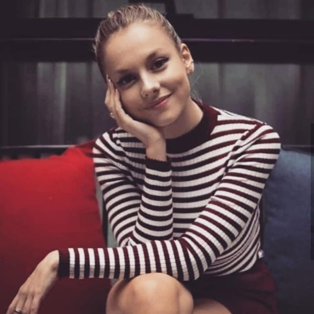 Le top rayé rouge et blanc porté par Ester Expósito sur un post Instagram