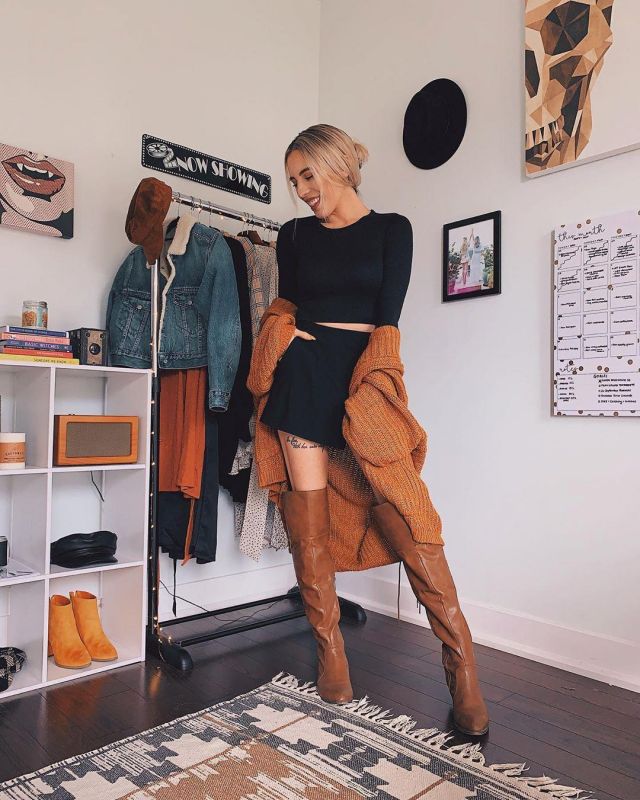 Thigh-high boots in leather worn by Kalyn Nicholson on the account Instagram of @kalynnicholson13
