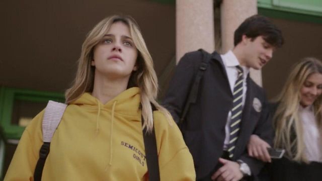 Jaune personnalisable hoodie, portés par Chiara Altieri (Benedetta Porcaroli) dans Bébé (S02)