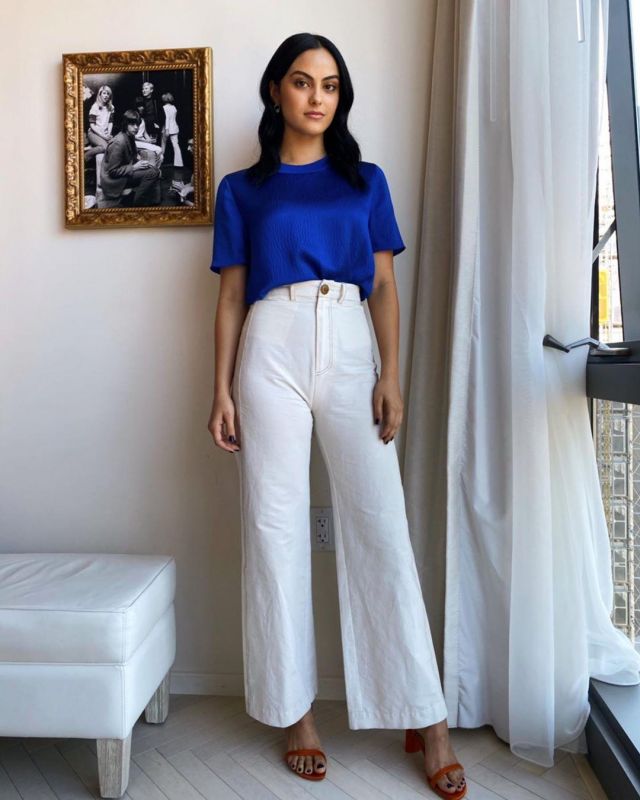 Le top Satiné bleu Ali Tee de Camila Mendes sur le compte Instagram de @camimendes