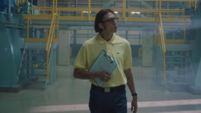 Le polo jaune Lacoste porté par Roméo Elvis dans son clip Chocolat