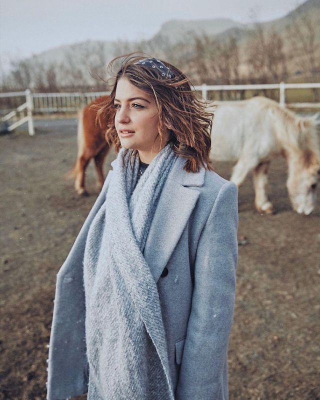 Coat style jacket with double-breasted button worn by Marta Losito on the account Instagram of @marta.losito