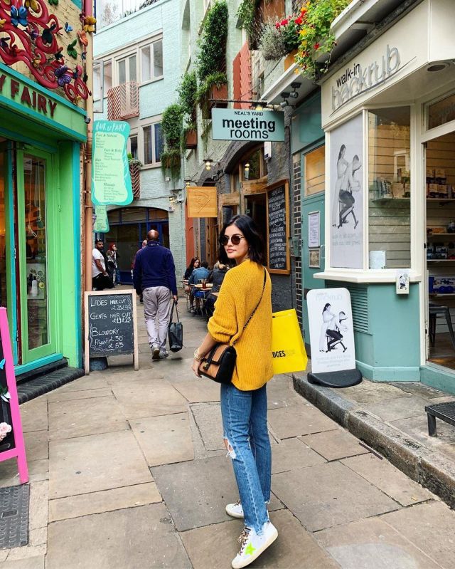 The sweater mustard Lucy Hale on the account Instagram of @lucyhale