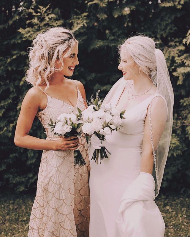 Le robe longue blanche et dorée de Kalyn Nicholson sur le compte Instagram de @kalynnicholson13