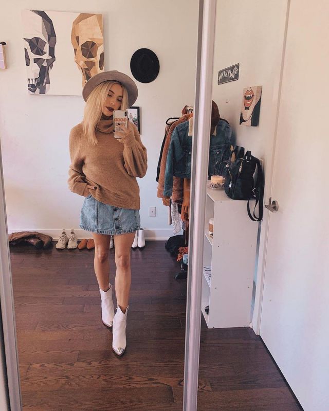 The sweater turtleneck brown loose Kalyn Nicholson on the account Instagram of @kalynnicholson13