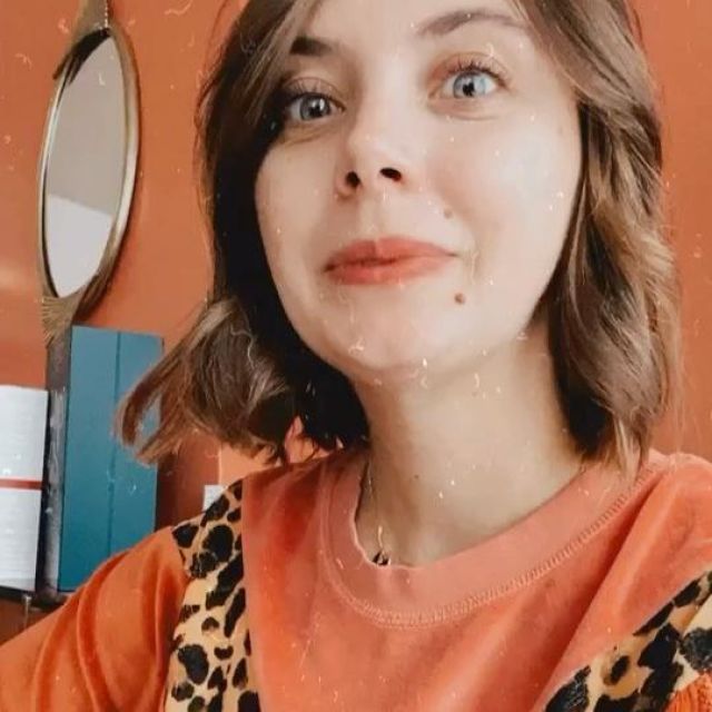 Le sweat-shirt orange empiècement léopard porté par Emilie  sur le compte Instagram de @emiliebrunette 