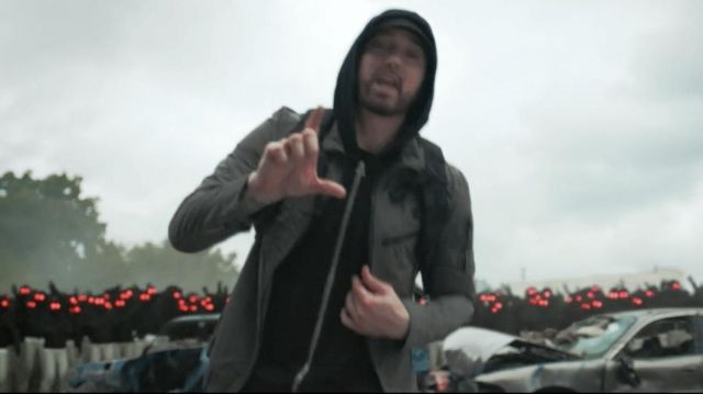 Le sweatshirt zippé de Eminem dans son clip Lucky You feat. Joyner Lucas
