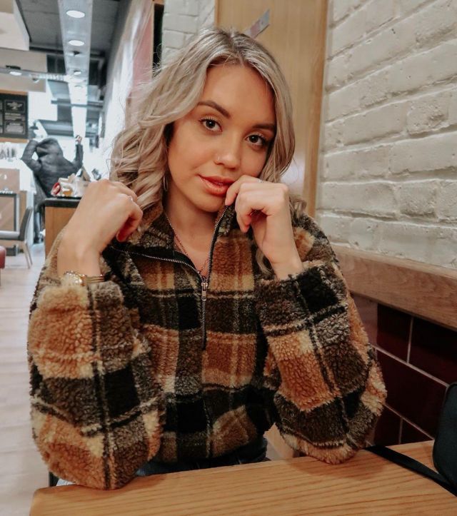 Sudadera marrón de Lauren en la cuenta de Instagram @laaurenlouisee