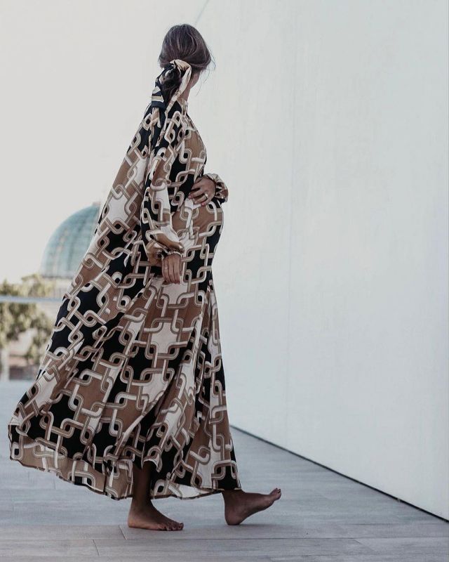 Satin Dress printed of Ana Manrique on the Instagram account @anamanriqueg
