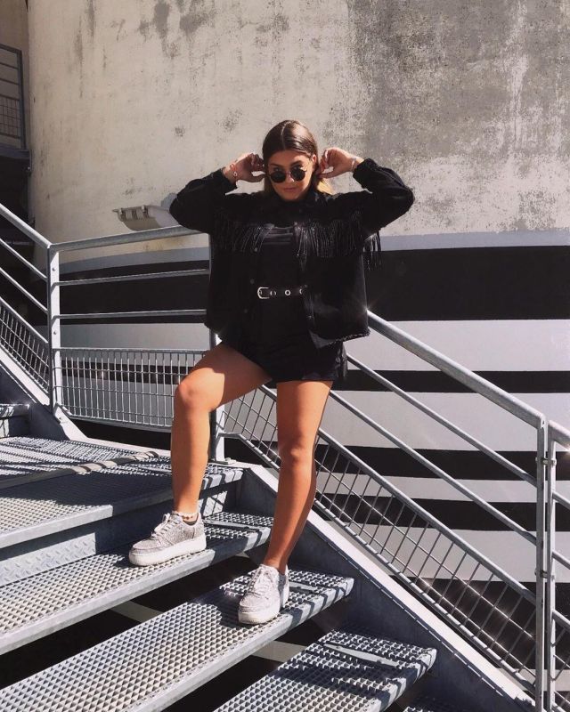 The jean shorts worn by AnnaRvr on the account Instagram of @annarvr