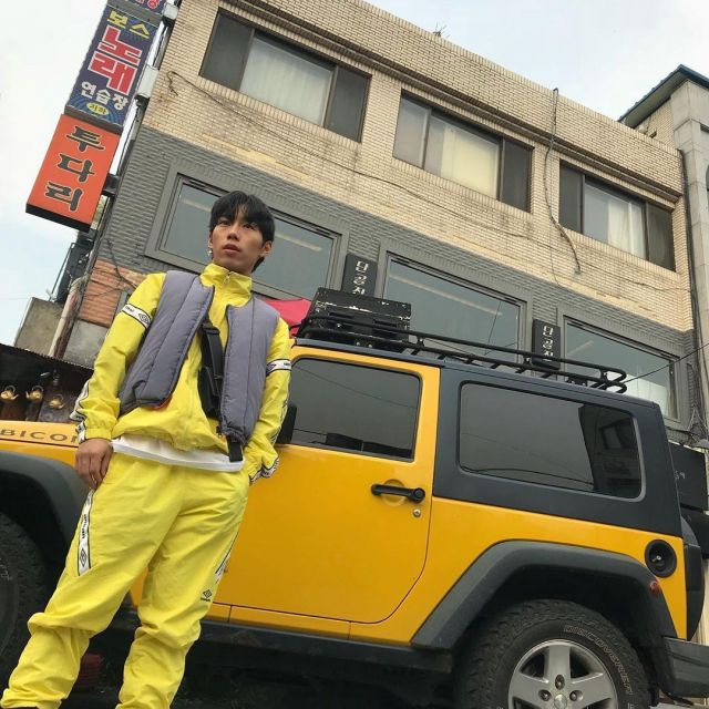 Jogging jaune Umbro porté par Koosung J sur le compte Instagram de @koosungjung