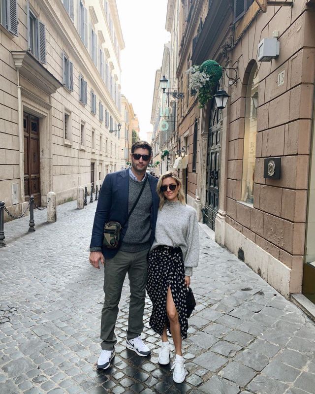 Jupe longue drapée noire fleurs de Kristin Cavallari sur le compte Instagram de @kristincavallari