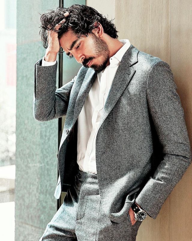 Classic Fit Sharkskin Wool Suit en Mid Grey Melange de Dev Patel en la cuenta de Instagram @devpatelit