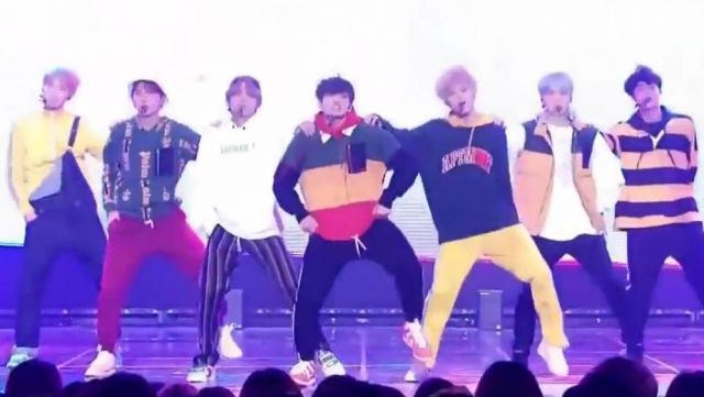 Le pull rayé tricolore de BTS dans "(방탄소년단) - Go Go" (고민보다 Go) de BTS