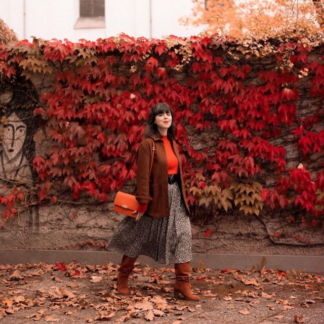 El suéter naranja de Pauline Privez en la cuenta de Instagram de @paulineprivez