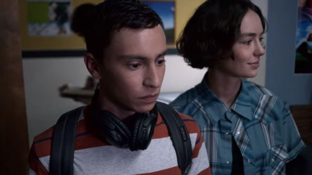 The headset audio Sam Gardner (Keir Gilchrist) in Atypical (S03) | Spotern
