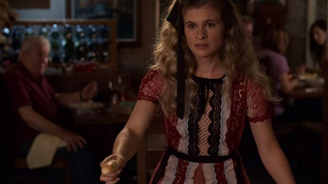 The dress Paige (Jenna Boyd) in Atypical (S03E01)