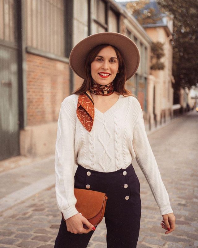 The sweater twisted white worn by Daphne Moreau on the account Instagram of @daphnemoreau