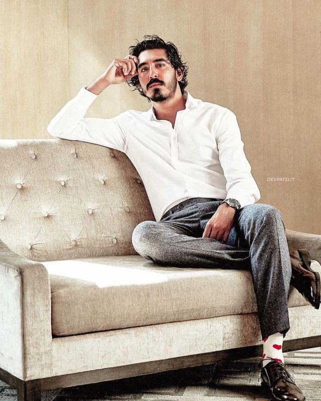 Des chaussettes avec des coeurs rouges de Dev Patel sur l'Instagram account @devpatelit