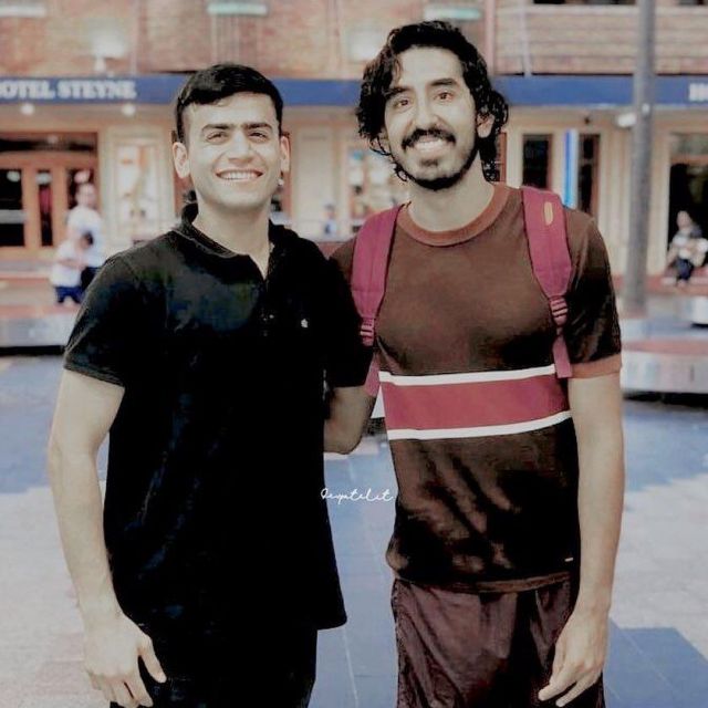 Camiseta a rayas de Ermenegildo Zegna de Dev Patel en la cuenta de Instagram @devpatelit