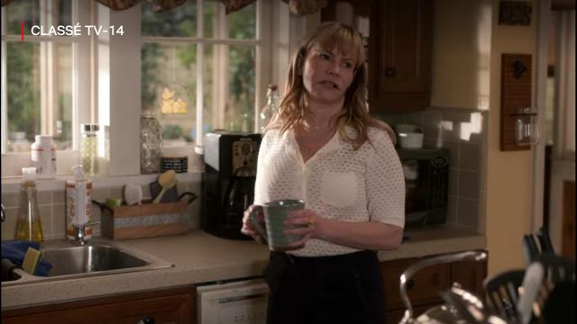 Pull blanc de Elsa Gardner (Jennifer Jason Leigh) dans Atypical (S01E02 ...