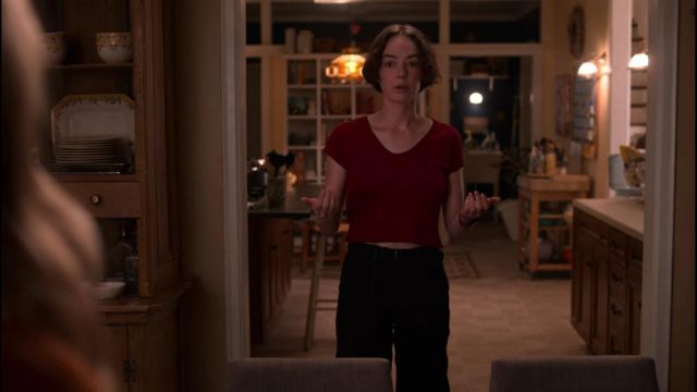 Crop top red of Casey Gardner (Brigette Lundy-Paine) in Atypical (S03E01)
