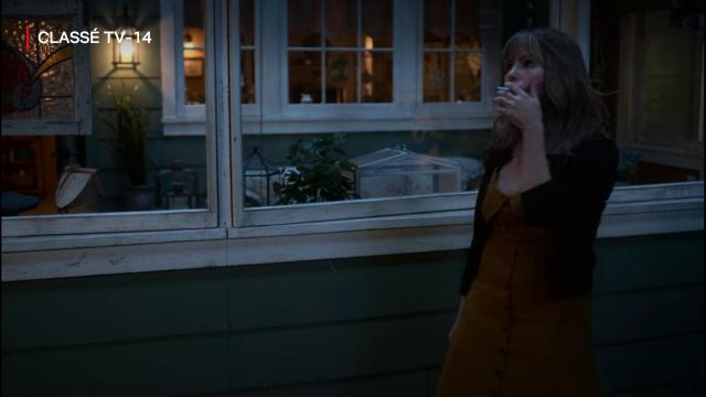 Black vest of Elsa Gardner (Jennifer Jason Leigh) in Atypical (S03E01)