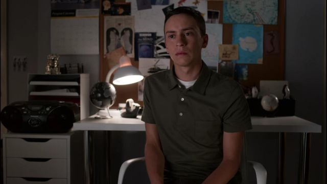 Globe black-and-silver-Sam Gardner (Keir Gilchrist) in Atypical (S03E02)