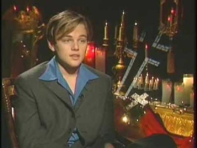 La chemise bleue portée par Leonardo DiCaprio lors d'une Interview en 1006 pour le film Romeo + Juliet