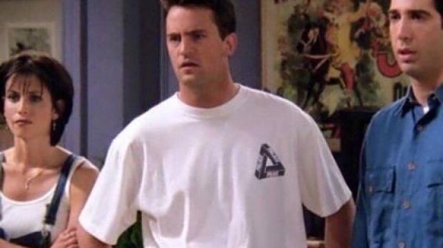 Le t-shirt blanc Palace porté par Chandler Bing (Matthew Perry) dans la série Friends (Saison 2 Episode 5)