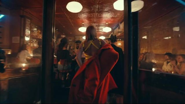 Orange Raf Simmons manteau porté par Dua Lipa dans son Ne Commencez pas Maintenant officiel music video